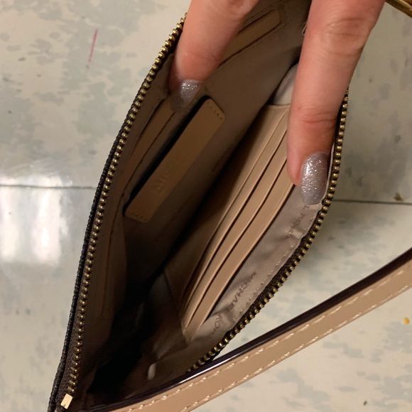 Michael kors large wristlet - Picture 5 of 5